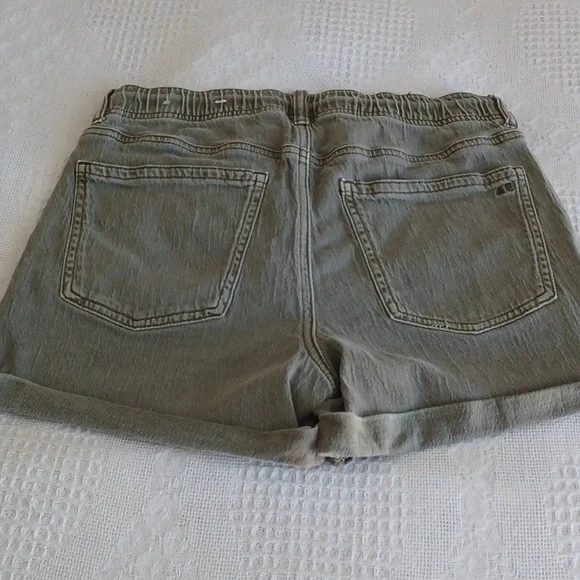AE Shorts Size 6 - Picture 2 of 10